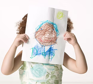 Parvulitos - Photo of girl drawing